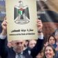 Duta Besar Palestina untuk Inggris, Husam Zomlot saat mengangat plakat Kedutaan Besar Palestina di London, Inggris. Foto: X - @egypt_uk