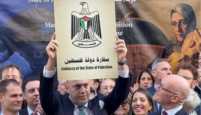 Duta Besar Palestina untuk Inggris, Husam Zomlot saat mengangat plakat Kedutaan Besar Palestina di London, Inggris. Foto: X - @egypt_uk