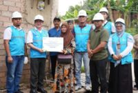 Direktur Utama PT PLN Batam, Kwin Fo saat menyerahkan bantuan ke salah satu warga. Foto: INIKEPRI.COM/PLN Batam 