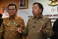 Ketua Komisi V DPR RI, Lasarus, memberikan keterangan pers usai menggelar pertemuan bersama Gubernur Kepri Ansar Ahmad dan rombongan di Graha Kepri, Batam, Rabu (29/10/2025). Foto: INIKEPRI.COM/KepriProv 