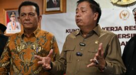 Ketua Komisi V DPR RI, Lasarus, memberikan keterangan pers usai menggelar pertemuan bersama Gubernur Kepri Ansar Ahmad dan rombongan di Graha Kepri, Batam, Rabu (29/10/2025). Foto: INIKEPRI.COM/KepriProv 