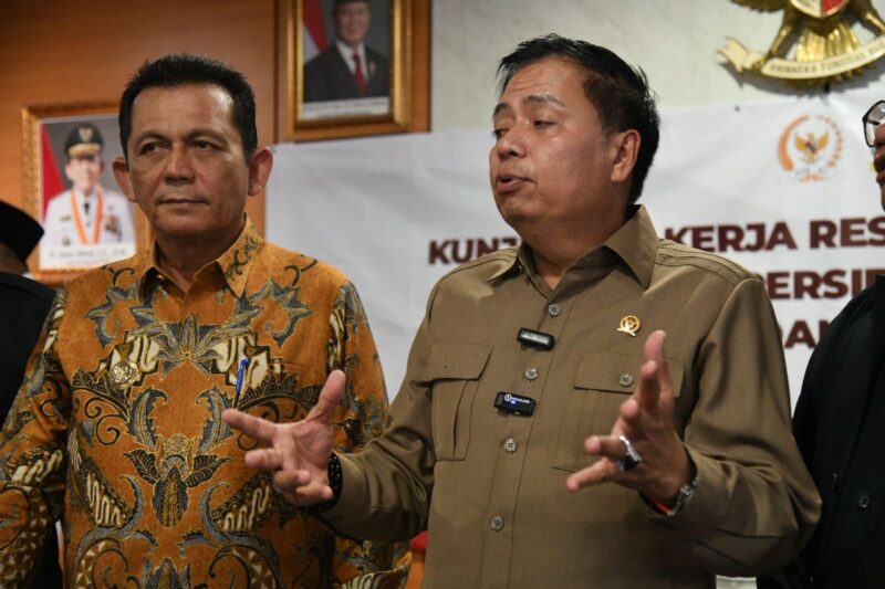 Ketua Komisi V DPR RI, Lasarus, memberikan keterangan pers usai menggelar pertemuan bersama Gubernur Kepri Ansar Ahmad dan rombongan di Graha Kepri, Batam, Rabu (29/10/2025). Foto: INIKEPRI.COM/KepriProv 