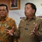 Ketua Komisi V DPR RI, Lasarus, memberikan keterangan pers usai menggelar pertemuan bersama Gubernur Kepri Ansar Ahmad dan rombongan di Graha Kepri, Batam, Rabu (29/10/2025). Foto: INIKEPRI.COM/KepriProv 
