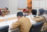 Penjabat (Pj) Sekretaris Daerah Kota Batam, Firmansyah, memimpin jalannya Zoom Meeting Rapat Koordinasi yang digelar Kementerian Dalam Negeri Republik Indonesia dengan agenda pembahasan Program Makan Bergizi Gratis (MBG) dan percepatan penuntasan Tuberkulosis (TBC), Senin (29/9/2025) di Kantor Wali Kota Batam. Foto: INIKEPRI.COM/Media Center Batam 
