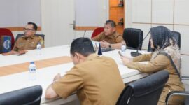 Penjabat (Pj) Sekretaris Daerah Kota Batam, Firmansyah, memimpin jalannya Zoom Meeting Rapat Koordinasi yang digelar Kementerian Dalam Negeri Republik Indonesia dengan agenda pembahasan Program Makan Bergizi Gratis (MBG) dan percepatan penuntasan Tuberkulosis (TBC), Senin (29/9/2025) di Kantor Wali Kota Batam. Foto: INIKEPRI.COM/Media Center Batam 