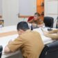 Penjabat (Pj) Sekretaris Daerah Kota Batam, Firmansyah, memimpin jalannya Zoom Meeting Rapat Koordinasi yang digelar Kementerian Dalam Negeri Republik Indonesia dengan agenda pembahasan Program Makan Bergizi Gratis (MBG) dan percepatan penuntasan Tuberkulosis (TBC), Senin (29/9/2025) di Kantor Wali Kota Batam. Foto: INIKEPRI.COM/Media Center Batam 
