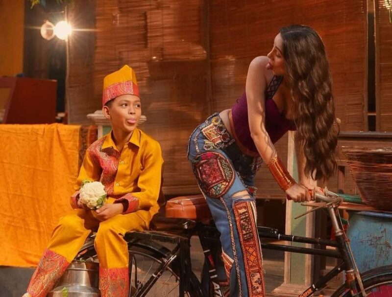 Rayyan Arkan Dhika (kiri) dan Zahrah S Khan (kanan) dalam proses pembuatan musik video 'Aura Farming' yang dirilis, Jumat (17/10/2025). Foto: Instagram/zarakhan