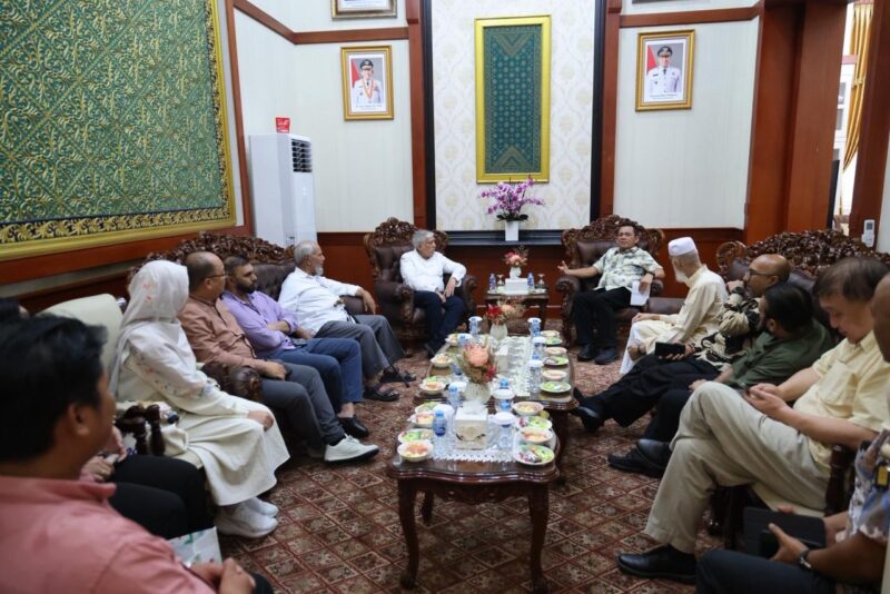 Gubernur Kepri Ansar Ahmad, Kamis (9/10/2025) menerima kunjungan Chairman dan Managing Director Mustafa Centre Singapore dan jajaran manajemen. Pertemuan berlangsung di Gedung Daerah Tanjungpinang. Foto: INIKEPRI.COM/KepriProv 