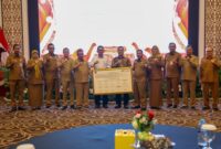 Penandatanganan komitmen bersama memperkuat integritas aparatur dan memperbaiki tata kelola pemerintahan daerah, di Aula Wan Seri Beni, Kantor Gubernur Kepri, Dompak, Selasa (14/10/2025). Foto: INIKEPRI.COM/KepriProv 