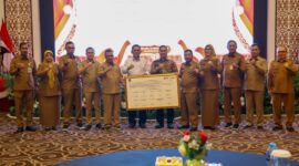 Penandatanganan komitmen bersama memperkuat integritas aparatur dan memperbaiki tata kelola pemerintahan daerah, di Aula Wan Seri Beni, Kantor Gubernur Kepri, Dompak, Selasa (14/10/2025). Foto: INIKEPRI.COM/KepriProv 