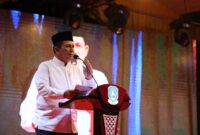 Gubernur Ansar Ahmad menyampaikan sejumlah capaian indikator makro pembangunan di hadapan Menko Yusril dan ribuan warga yang hadir pada tabligh akbar digelar di Lapangan Hang Tuah, Lingga, Senin (27/10/2025) malam. Foto: INIKEPRI.COM/KepriProv 