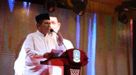 Gubernur Ansar Ahmad menyampaikan sejumlah capaian indikator makro pembangunan di hadapan Menko Yusril dan ribuan warga yang hadir pada tabligh akbar digelar di Lapangan Hang Tuah, Lingga, Senin (27/10/2025) malam. Foto: INIKEPRI.COM/KepriProv 