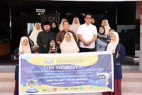 Kepala Badan Riset dan Inovasi Daerah (Brida) Kota Batam Efrius melepas sejumlah santriwan dari pondok pesantren Karya Mas Bangsa IIBS Batam. Foto: INIKEPRI.COM/Media Center Batam 