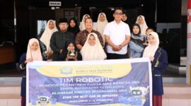 Kepala Badan Riset dan Inovasi Daerah (Brida) Kota Batam Efrius melepas sejumlah santriwan dari pondok pesantren Karya Mas Bangsa IIBS Batam. Foto: INIKEPRI.COM/Media Center Batam 