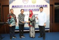 Wali Kota Batam, Amsakar Achmad, menyambut hangat kunjungan Datuk Sapiah Binti Haron, Yang Dipertuah Majlis Perbandaraan Hang Tuah Jaya (MPHTJ) Melaka, bersama 24 delegasi di Swiss-Belhotel Harbour Bay, Batuampar, Kamis (2/10/2025) malam. Foto: INIKEPRI.COM/Media Center Batam 