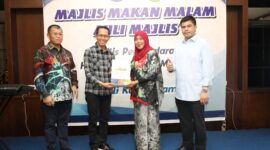 Wali Kota Batam, Amsakar Achmad, menyambut hangat kunjungan Datuk Sapiah Binti Haron, Yang Dipertuah Majlis Perbandaraan Hang Tuah Jaya (MPHTJ) Melaka, bersama 24 delegasi di Swiss-Belhotel Harbour Bay, Batuampar, Kamis (2/10/2025) malam. Foto: INIKEPRI.COM/Media Center Batam 