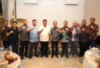 Wali Kota Batam, Amsakar Achmad, menggelar silaturahmi bersama Rektor Institut Pemerintahan Dalam Negeri (IPDN), Halilul Khairi, di Harbour Bay Seafood, Batuampar, Kamis (2/10/2025) malam. Foto: INIKEPRI.COM/Media Center Batam 