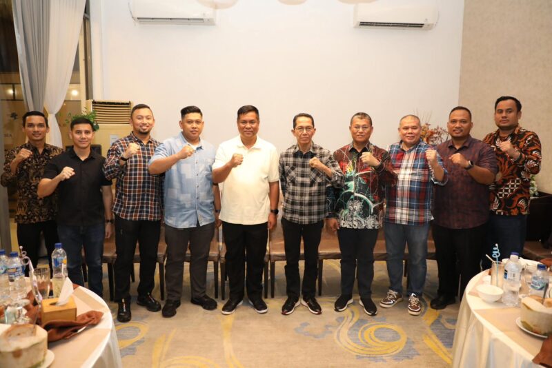 Wali Kota Batam, Amsakar Achmad, menggelar silaturahmi bersama Rektor Institut Pemerintahan Dalam Negeri (IPDN), Halilul Khairi, di Harbour Bay Seafood, Batuampar, Kamis (2/10/2025) malam. Foto: INIKEPRI.COM/Media Center Batam 