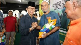 Amsakar menyalurkan sebanyak 1.100 paket sembako kepada warga di Kecamatan Belakang Padang, Sabtu (4/10/2025). Foto: INIKEPRI.COM