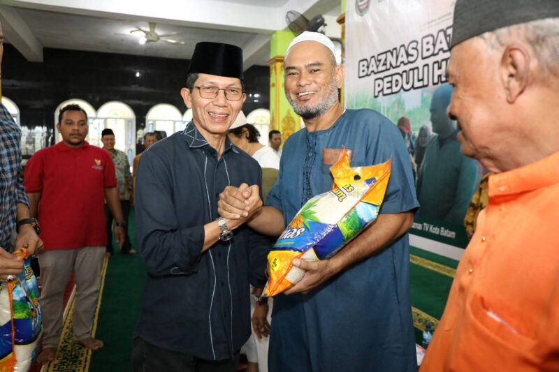 Amsakar menyalurkan sebanyak 1.100 paket sembako kepada warga di Kecamatan Belakang Padang, Sabtu (4/10/2025). Foto: INIKEPRI.COM