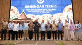 Amsakar Achmad saat membuka kegiatan Bimbingan Teknis (Bimtek) bagi petugas penjamah makanan dari Satuan Pelayanan Pemenuhan Gizi (SPPG) wilayah I Provinsi Kepri, di Grand Mercure Batam Centre, Sabtu (4/10/2025). Foto: INIKEPRI.COM