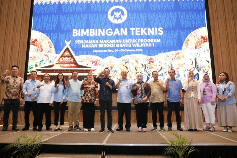 Amsakar Achmad saat membuka kegiatan Bimbingan Teknis (Bimtek) bagi petugas penjamah makanan dari Satuan Pelayanan Pemenuhan Gizi (SPPG) wilayah I Provinsi Kepri, di Grand Mercure Batam Centre, Sabtu (4/10/2025). Foto: INIKEPRI.COM