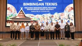 Wakil Wali Kota Batam, Li Claudia Chandra, membuka secara resmi acara Bimbingan Teknis (Bimtek) Petugas Penjamah Makanan di Setiap Satuan Pelayanan Pemenuhan Gizi (SPPG) Provinsi Kepulauan Riau (Kepri) pada hari ini, Minggu, 5 Oktober 2025, di Hotel Grand Mercure Batam. Foto: INIKEPRI.COM/Media Center Batam 
