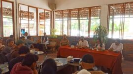 Ngopi bareng insan pers bersama Amsakar Achmad dan Li Claudia Chandra. Foto: INIKEPRI.COM