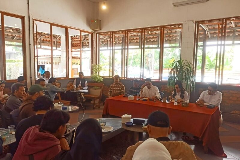 Ngopi bareng insan pers bersama Amsakar Achmad dan Li Claudia Chandra. Foto: INIKEPRI.COM