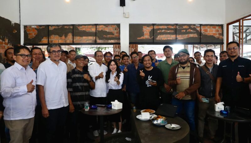 Amsakar Achmad dan Li Claudia Chandra saat coffee morning bersama awak media. Foto: INIKEPRI.COM