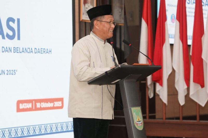 Penjabat (Pj) Sekretaris Daerah Kota Batam, Firmansyah, membuka secara resmi Sosialisasi Pedoman Penyusunan Anggaran Pendapatan dan Belanja Daerah (APBD) Tahun Anggaran 2026. Foto: INIKEPRI.COM/Media Center Batam 