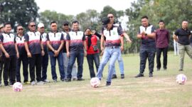 Wali Kota Batam Amsakar Achmad menendang bola sebagai tanda bergulirnya Piala Wali Kota Batam 2025. Foto: INIKEPRI.COM/Media Center Batam 