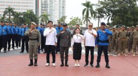 Wali Kota Batam sekaligus Kepala BP Batam, Amsakar Achmad, bersama Wakil Wali Kota yang juga Wakil Kepala BP Batam, Li Claudia Chandra, memimpin apel gabungan antara Direktorat Pengamanan Aset Kawasan BP Batam dan Satuan Polisi Pamong Praja (Satpol PP) Kota Batam di Dataran Engku Putri, Senin (13/10/2025). Foto: INIKEPRI.COM