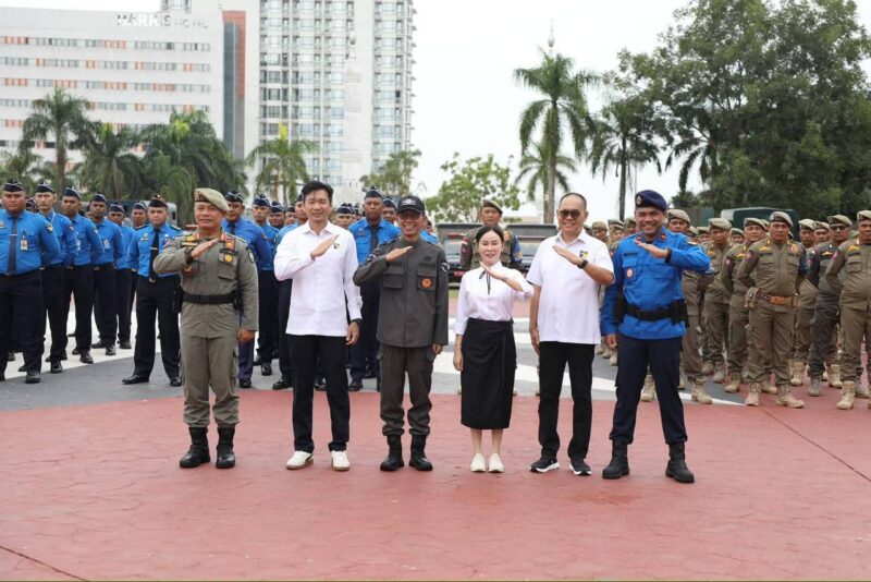 Wali Kota Batam sekaligus Kepala BP Batam, Amsakar Achmad, bersama Wakil Wali Kota yang juga Wakil Kepala BP Batam, Li Claudia Chandra, memimpin apel gabungan antara Direktorat Pengamanan Aset Kawasan BP Batam dan Satuan Polisi Pamong Praja (Satpol PP) Kota Batam di Dataran Engku Putri, Senin (13/10/2025). Foto: INIKEPRI.COM