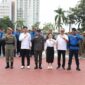 Wali Kota Batam sekaligus Kepala BP Batam, Amsakar Achmad, bersama Wakil Wali Kota yang juga Wakil Kepala BP Batam, Li Claudia Chandra, memimpin apel gabungan antara Direktorat Pengamanan Aset Kawasan BP Batam dan Satuan Polisi Pamong Praja (Satpol PP) Kota Batam di Dataran Engku Putri, Senin (13/10/2025). Foto: INIKEPRI.COM