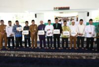 Amsakar saat bersilaturahmi dengan tokoh agama dari Ikatan Persaudaraan Imam Masjid (IPIM), Persatuan Mubaligh Batam (PMB), dan Badan Musyawarah Guru Al-Qur’an (BMGQ) Kecamatan Batam Kota dan Nongsa, di Masjid Tunwirun Naja (Masjid Tanjak), Senin (13/10/2025). Foto: INIKEPRI.COM