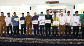 Amsakar saat bersilaturahmi dengan tokoh agama dari Ikatan Persaudaraan Imam Masjid (IPIM), Persatuan Mubaligh Batam (PMB), dan Badan Musyawarah Guru Al-Qur’an (BMGQ) Kecamatan Batam Kota dan Nongsa, di Masjid Tunwirun Naja (Masjid Tanjak), Senin (13/10/2025). Foto: INIKEPRI.COM