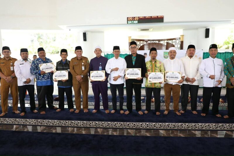 Amsakar saat bersilaturahmi dengan tokoh agama dari Ikatan Persaudaraan Imam Masjid (IPIM), Persatuan Mubaligh Batam (PMB), dan Badan Musyawarah Guru Al-Qur’an (BMGQ) Kecamatan Batam Kota dan Nongsa, di Masjid Tunwirun Naja (Masjid Tanjak), Senin (13/10/2025). Foto: INIKEPRI.COM