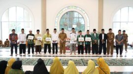 Amsakar Achmad saat penyerahan simbolis insentif periode ketiga ini berlangsung di Masjid Baitulmakmur, Sei Jodoh, Senin (13/10/2025). Foto: INIKEPRI.COM