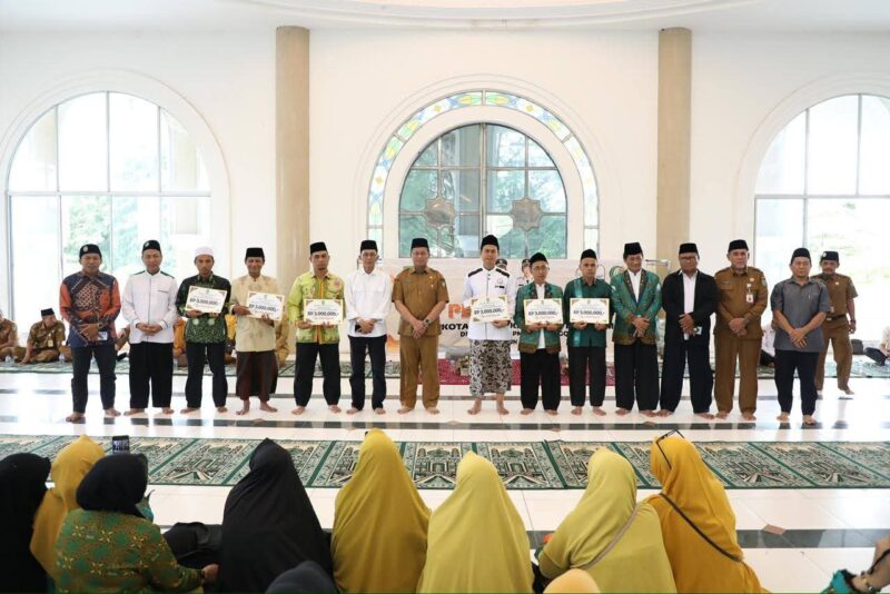 Amsakar Achmad saat penyerahan simbolis insentif periode ketiga ini berlangsung di Masjid Baitulmakmur, Sei Jodoh, Senin (13/10/2025). Foto: INIKEPRI.COM