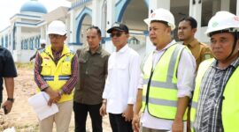Wali Kota Batam, Amsakar Achmad, meninjau progres pembangunan Masjid Agung Raja Hamidah di Batam Centre, Senin (13/10/2025).  Foto: INIKEPRI.COM