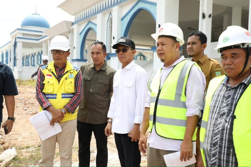Wali Kota Batam, Amsakar Achmad, meninjau progres pembangunan Masjid Agung Raja Hamidah di Batam Centre, Senin (13/10/2025).  Foto: INIKEPRI.COM