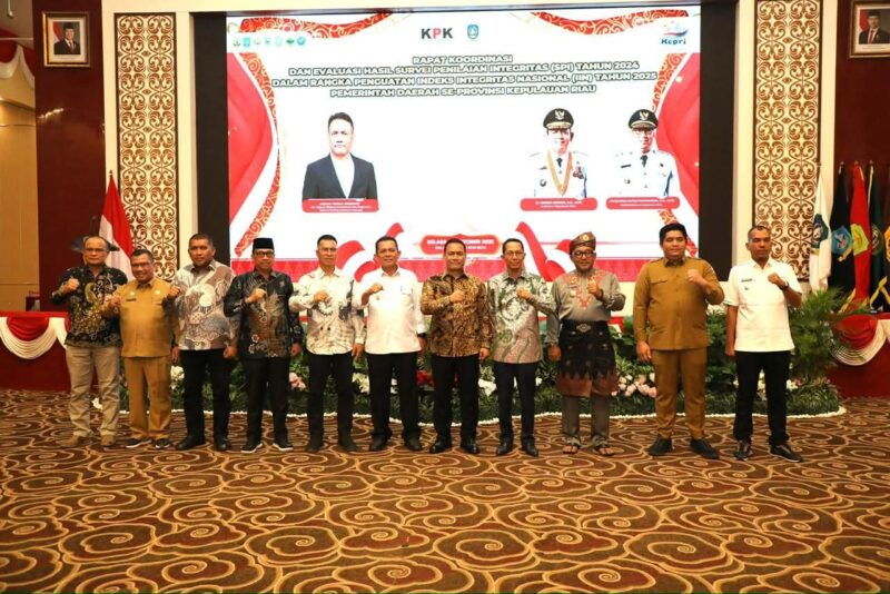 Rapat Koordinasi dan Evaluasi Hasil Survei Penilaian Integritas (SPI) Tahun 2024 dalam rangka Penguatan Indeks Integritas Nasional (IIN) Tahun 2025 bagi pemerintah daerah se-Provinsi Kepri, yang digelar di Balairung Wan Seri Beni, Dompak, Selasa (14/10/2025). Foto: INIKEPRI.COM