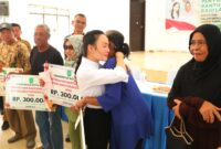 Wakil Wali Kota Batam, Li Claudia Candra, memeluk salah satu penerima manfaat saat menyerahkan Bantuan Sosial Lanjut Usia (Bansos Lansia) Tahun 2025 di Gedung Nasional Kecamatan Belakang Padang, Selasa (14/10/2025). Foto: INIKEPRI.COM/Media Center Batam 