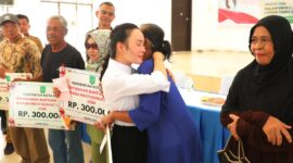 Wakil Wali Kota Batam, Li Claudia Candra, memeluk salah satu penerima manfaat saat menyerahkan Bantuan Sosial Lanjut Usia (Bansos Lansia) Tahun 2025 di Gedung Nasional Kecamatan Belakang Padang, Selasa (14/10/2025). Foto: INIKEPRI.COM/Media Center Batam 