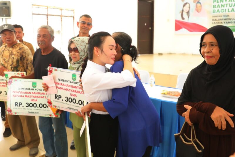 Wakil Wali Kota Batam, Li Claudia Candra, memeluk salah satu penerima manfaat saat menyerahkan Bantuan Sosial Lanjut Usia (Bansos Lansia) Tahun 2025 di Gedung Nasional Kecamatan Belakang Padang, Selasa (14/10/2025). Foto: INIKEPRI.COM/Media Center Batam 
