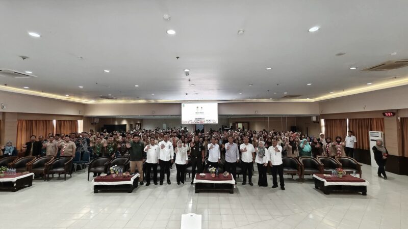Amsakar saat membuka Sosialisasi Dana BOSP Jenjang SD dan SMP Tahun 2025 yang digelar di Ruang Rapat Lantai IV Kantor Wali Kota Batam. Foto: INIKEPRI.COM
