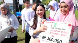 Li Claudia Chandra menyerahkan bantuan sosial bagi lansia di Lapangan Bola Legenda Malaka, Baloi Permai. Foto: INIKEPRI.COM/Media Center Batam 