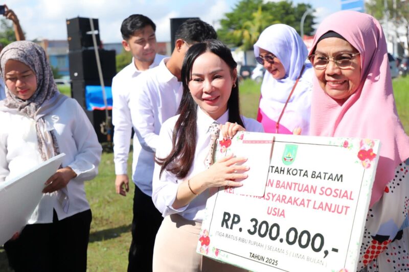 Li Claudia Chandra menyerahkan bantuan sosial bagi lansia di Lapangan Bola Legenda Malaka, Baloi Permai. Foto: INIKEPRI.COM/Media Center Batam 