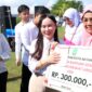 Li Claudia Chandra menyerahkan bantuan sosial bagi lansia di Lapangan Bola Legenda Malaka, Baloi Permai. Foto: INIKEPRI.COM/Media Center Batam 